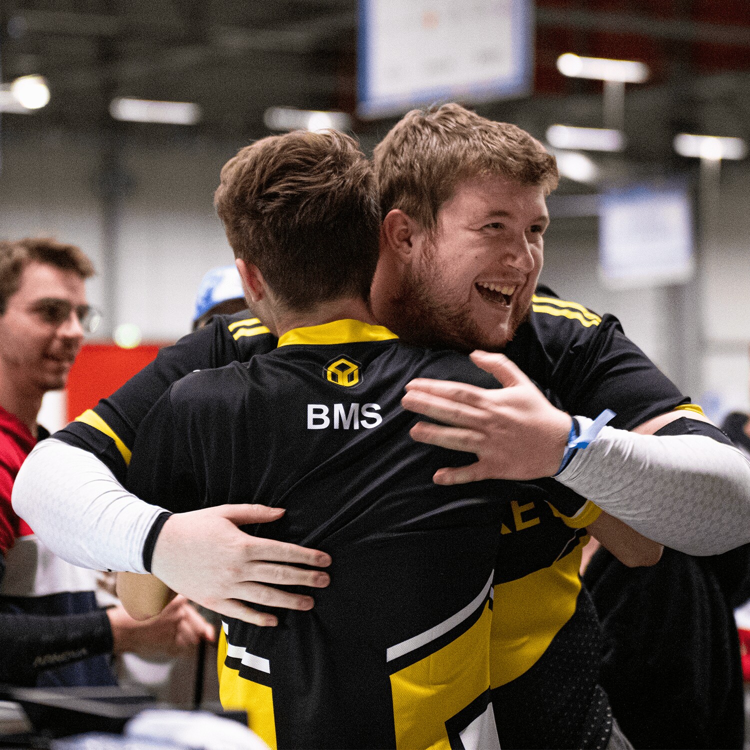 Deux joueurs Pandore esport se prennent dans les bras après un match
