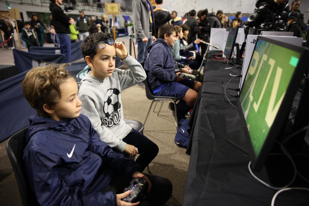 De jeunes participants découvrent les jeux proposés au Courbevoie Gaming Show